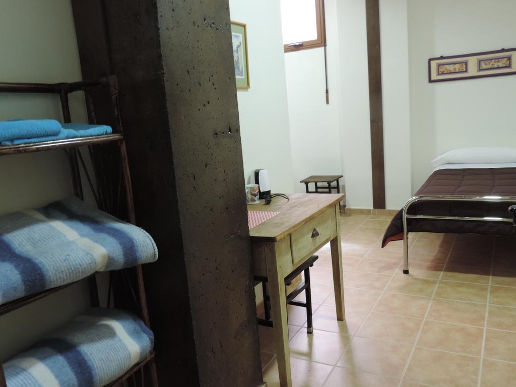 Albergue Santo Tomas De Canterbury Леон Екстериор снимка