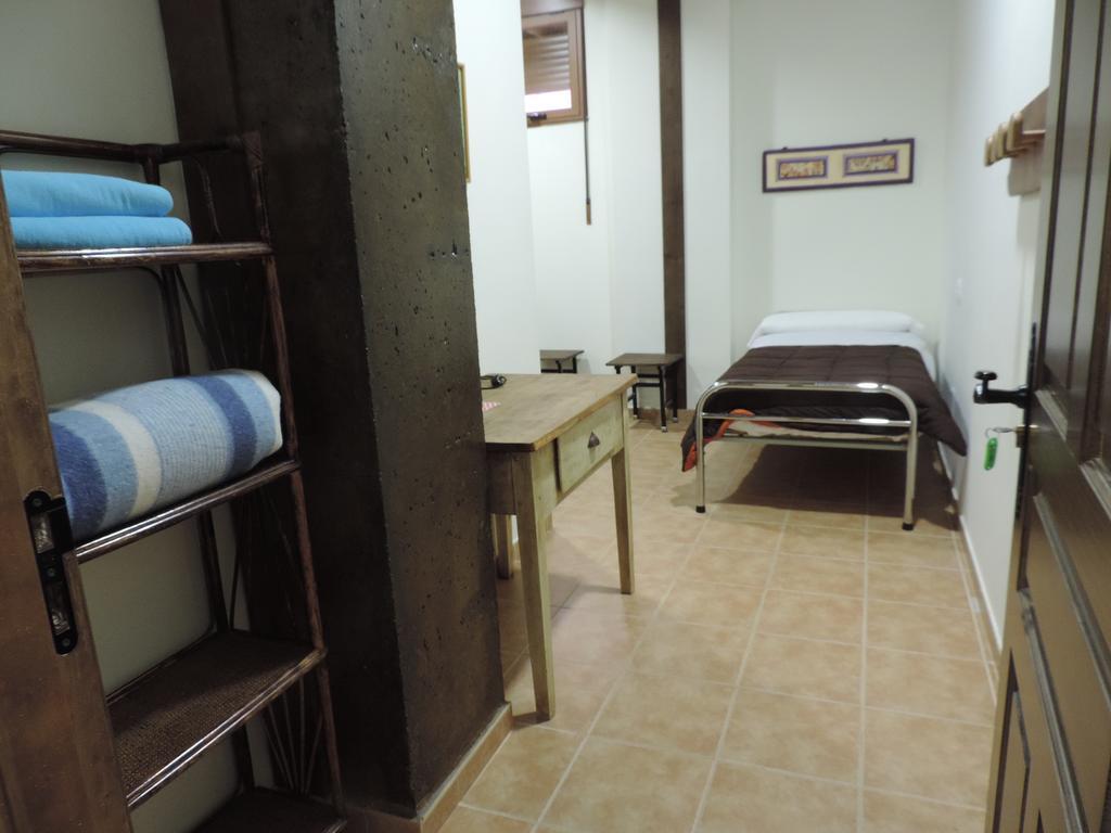 Albergue Santo Tomas De Canterbury Леон Екстериор снимка